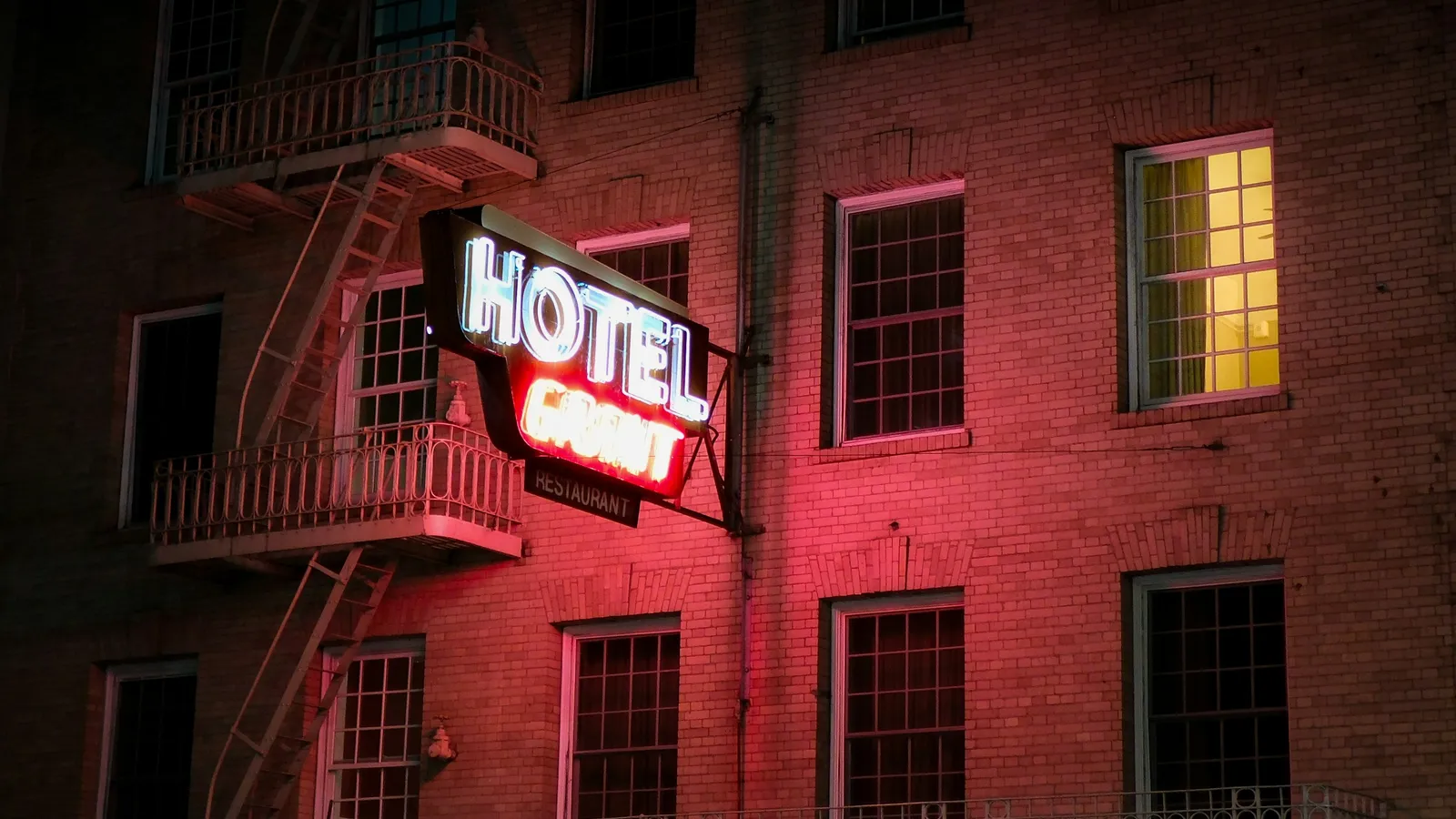 roammate vs Hostelworld: Booking a Bed vs Finding a Travel Companion